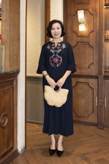 M COLLECTION | Váy Đầm Suông Xẻ Tà Nữ Trung Niên Tặng Mẹ Linen Thêu Hoa Thổ Cẩm Tay Lỡ Cổ Trụ D12933LW01