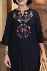 M COLLECTION | Váy Đầm Suông Xẻ Tà Nữ Trung Niên Tặng Mẹ Linen Thêu Hoa Thổ Cẩm Tay Lỡ Cổ Trụ D12933LW01