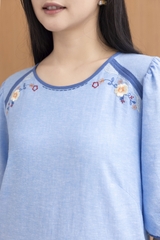 SWANLAKE | Váy Đầm Nữ Suông Cổ Tròn Vải Linen Thêu Hoa Viền Thun Tay Bí Lỡ Có Túi Công Sở D12575LW01