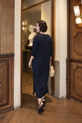 M COLLECTION | Váy Đầm Suông Xẻ Tà Nữ Trung Niên Tặng Mẹ Linen Thêu Hoa Thổ Cẩm Tay Lỡ Cổ Trụ D12933LW01