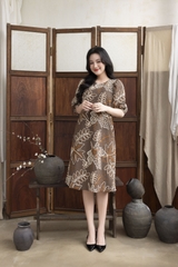 SWANLAKE | Váy Đầm Nữ Midi Phom A Tay Bí Lỡ Phồng Cổ Tròn Vải Đũi Thêu Hoa Dự Tiệc Công Sở D13292LW01