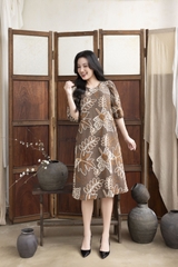 SWANLAKE | Váy Đầm Nữ Midi Phom A Tay Bí Lỡ Phồng Cổ Tròn Vải Đũi Thêu Hoa Dự Tiệc Công Sở D13292LW01