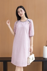 SWANLAKE | Váy Đầm Nữ Suông Cổ Tròn Vải Linen Thêu Hoa Viền Thun Tay Bí Lỡ Có Túi Công Sở D12575LW01