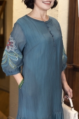 M COLLECTION | Váy Đầm Maxi Đuôi Cá Nữ Trung Niên Tặng Mẹ Cài Nút Thun Xốp Thêu Hoa Tay Lỡ D12778LW01