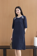 SWANLAKE | Váy Đầm Nữ Suông Cổ Tròn Vải Linen Thêu Hoa Viền Thun Tay Bí Lỡ Có Túi Công Sở D12575LW01