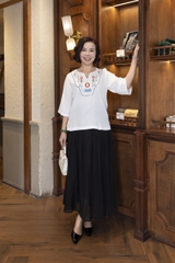 M COLLECTION | Áo Kiểu Nữ Trung Niên Tặng Mẹ Vải Lụa Gân Thêu Hoa Cổ Trụ Tay Lỡ Xẻ Vạt Áo A13020LW01