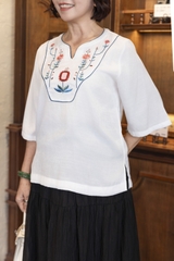 M COLLECTION | Áo Kiểu Nữ Trung Niên Tặng Mẹ Vải Lụa Gân Thêu Hoa Cổ Trụ Tay Lỡ Xẻ Vạt Áo A13020LW01