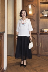 M COLLECTION | Áo Kiểu Nữ Trung Niên Tặng Mẹ Vải Lụa Gân Thêu Hoa Cổ Trụ Tay Lỡ Xẻ Vạt Áo A13020LW01