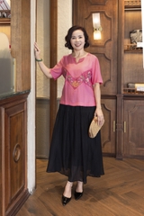 M COLLECTION | Áo Kiểu Nữ Trung Niên Tặng Mẹ Vải Lụa Gân Thêu Hoa Cổ Trụ Xẻ Vạt Áo Thanh Lịch A12910LW01