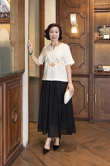 M COLLECTION | Áo Kiểu Nữ Trung Niên Tặng Mẹ Vải Lụa Gân Thêu Hoa Cổ Trụ Xẻ Vạt Áo Thanh Lịch A12910LW01