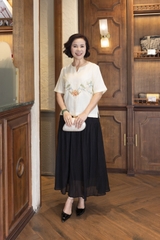 M COLLECTION | Áo Kiểu Nữ Trung Niên Tặng Mẹ Vải Lụa Gân Thêu Hoa Cổ Trụ Xẻ Vạt Áo Thanh Lịch A12910LW01