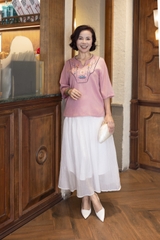 M COLLECTION | Áo Kiểu Nữ Trung Niên Tặng Mẹ Vải Lụa Gân Thêu Hoa Cổ Trụ Tay Lỡ Xẻ Vạt Áo A13020LW01