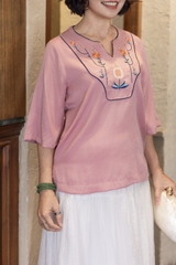 M COLLECTION | Áo Kiểu Nữ Trung Niên Tặng Mẹ Vải Lụa Gân Thêu Hoa Cổ Trụ Tay Lỡ Xẻ Vạt Áo A13020LW01