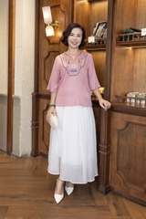 M COLLECTION | Áo Kiểu Nữ Trung Niên Tặng Mẹ Vải Lụa Gân Thêu Hoa Cổ Trụ Tay Lỡ Xẻ Vạt Áo A13020LW01