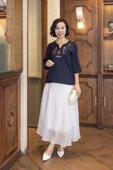 M COLLECTION | Áo Kiểu Nữ Trung Niên Tặng Mẹ Vải Lụa Gân Thêu Hoa Cổ Trụ Tay Lỡ Xẻ Vạt Áo A13020LW01