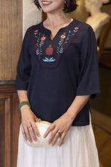 M COLLECTION | Áo Kiểu Nữ Trung Niên Tặng Mẹ Vải Lụa Gân Thêu Hoa Cổ Trụ Tay Lỡ Xẻ Vạt Áo A13020LW01