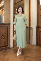 M COLLECTION | Váy Đầm Maxi Suông Xẻ Tà Nữ Trung Niên Tặng Mẹ Linen Thêu Hoa Tay Bo Lỡ Có Túi D12860LW01