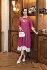 M COLLECTION | Váy Đầm Suông Nữ Trung Niên Tặng Mẹ Xẻ Tà Cài Nút Chiffon Lót Thêu Hoa Tay Loe D12987LW01