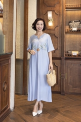 M COLLECTION | Váy Đầm Suông Nữ Trung Niên Tặng Mẹ Lụa Hàn Thêu Hoa Cổ Trụ Cài Nút Có Túi D12909LW01