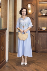 M COLLECTION | Váy Đầm Suông Nữ Trung Niên Tặng Mẹ Lụa Hàn Thêu Hoa Cổ Trụ Cài Nút Có Túi D12909LW01