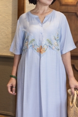 M COLLECTION | Váy Đầm Suông Nữ Trung Niên Tặng Mẹ Lụa Hàn Thêu Hoa Cổ Trụ Cài Nút Có Túi D12909LW01