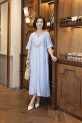 M COLLECTION | Váy Đầm Suông Nữ Trung Niên Tặng Mẹ Lụa Hàn Thêu Hoa Cổ Trụ Cài Nút Có Túi D12909LW01