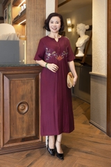 M COLLECTION | Váy Đầm Suông Nữ Trung Niên Tặng Mẹ Lụa Hàn Thêu Hoa Cổ Trụ Cài Nút Có Túi D12909LW01
