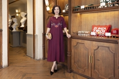 M COLLECTION | Váy Đầm Suông Nữ Trung Niên Tặng Mẹ Lụa Hàn Thêu Hoa Cổ Trụ Cài Nút Có Túi D12909LW01