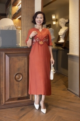 M COLLECTION | Váy Đầm Suông Nữ Trung Niên Tặng Mẹ Lụa Hàn Thêu Hoa Cổ Trụ Cài Nút Có Túi D12909LW01