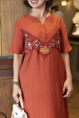 M COLLECTION | Váy Đầm Suông Nữ Trung Niên Tặng Mẹ Lụa Hàn Thêu Hoa Cổ Trụ Cài Nút Có Túi D12909LW01