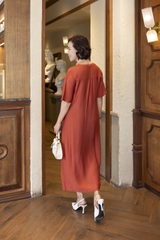 M COLLECTION | Váy Đầm Suông Nữ Trung Niên Tặng Mẹ Lụa Hàn Thêu Hoa Cổ Trụ Cài Nút Có Túi D12909LW01