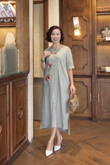 M COLLECTION | Váy Đầm Suông Cài Nút Xẻ Tà Lệch Nữ Trung Niên Tặng Mẹ Linen Thêu Hoa Có Túi D13008LW01