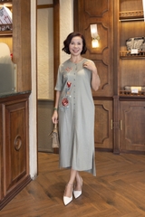 M COLLECTION | Váy Đầm Suông Cài Nút Xẻ Tà Lệch Nữ Trung Niên Tặng Mẹ Linen Thêu Hoa Có Túi D13008LW01