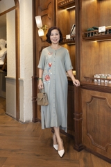 M COLLECTION | Váy Đầm Suông Cài Nút Xẻ Tà Lệch Nữ Trung Niên Tặng Mẹ Linen Thêu Hoa Có Túi D13008LW01