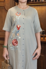 M COLLECTION | Váy Đầm Suông Cài Nút Xẻ Tà Lệch Nữ Trung Niên Tặng Mẹ Linen Thêu Hoa Có Túi D13008LW01