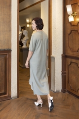 M COLLECTION | Váy Đầm Suông Cài Nút Xẻ Tà Lệch Nữ Trung Niên Tặng Mẹ Linen Thêu Hoa Có Túi D13008LW01