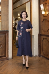 M COLLECTION | Váy Đầm Suông Cài Nút Xẻ Tà Lệch Nữ Trung Niên Tặng Mẹ Linen Thêu Hoa Có Túi D13008LW01