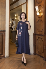 M COLLECTION | Váy Đầm Suông Cài Nút Xẻ Tà Lệch Nữ Trung Niên Tặng Mẹ Linen Thêu Hoa Có Túi D13008LW01