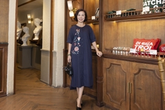 M COLLECTION | Váy Đầm Suông Cài Nút Xẻ Tà Lệch Nữ Trung Niên Tặng Mẹ Linen Thêu Hoa Có Túi D13008LW01