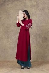 SWANLAKE | Áo Dài Cách Tân Nữ Phom Suông Cổ Tròn Chất Vải Linen Bột Thêu Hoa Tay Lỡ L13120LW01