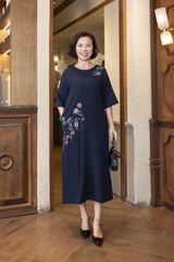 M COLLECTION | Váy Đầm Suông Nữ Trung Niên Tặng Mẹ Linen Thêu Hoa Tay Lỡ Cổ Tròn Sang Trọng D12903LW01