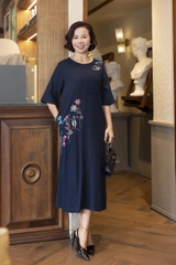 M COLLECTION | Váy Đầm Suông Nữ Trung Niên Tặng Mẹ Linen Thêu Hoa Tay Lỡ Cổ Tròn Sang Trọng D12903LW01