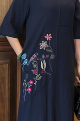 M COLLECTION | Váy Đầm Suông Nữ Trung Niên Tặng Mẹ Linen Thêu Hoa Tay Lỡ Cổ Tròn Sang Trọng D12903LW01