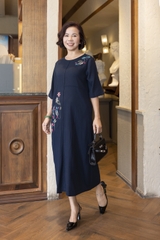 M COLLECTION | Váy Đầm Suông Nữ Trung Niên Tặng Mẹ Linen Thêu Hoa Tay Lỡ Cổ Tròn Sang Trọng D12903LW01