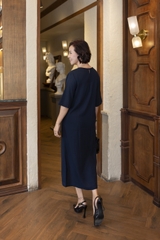 M COLLECTION | Váy Đầm Suông Nữ Trung Niên Tặng Mẹ Linen Thêu Hoa Tay Lỡ Cổ Tròn Sang Trọng D12903LW01