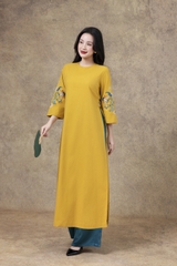 SWANLAKE | Áo Dài Cách Tân Nữ Phom Suông Cổ Tròn Chất Vải Linen Bột Thêu Hoa Tay Lỡ L13120LW01