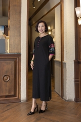 M COLLECTION | Váy Đầm Maxi Suông Xẻ Tà Nữ Trung Niên Tặng Mẹ Linen Thêu Hoa Tay Bo Lỡ Có Túi D12860LW01