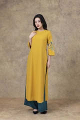 SWANLAKE | Áo Dài Cách Tân Nữ Phom Suông Cổ Tròn Chất Vải Linen Bột Thêu Hoa Tay Lỡ L13120LW01