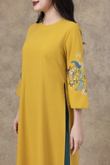 SWANLAKE | Áo Dài Cách Tân Nữ Phom Suông Cổ Tròn Chất Vải Linen Bột Thêu Hoa Tay Lỡ L13120LW01