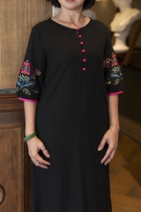 M COLLECTION | Váy Đầm Maxi Suông Xẻ Tà Nữ Trung Niên Tặng Mẹ Linen Thêu Hoa Tay Bo Lỡ Có Túi D12860LW01